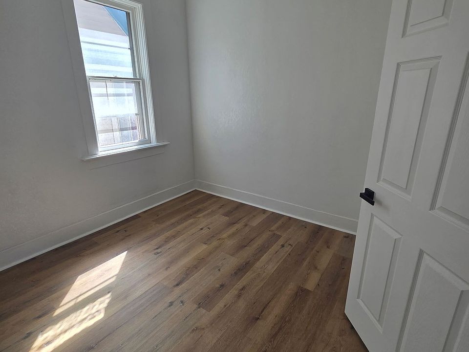 2nd image of 100 E Meinecke Ave #11560300