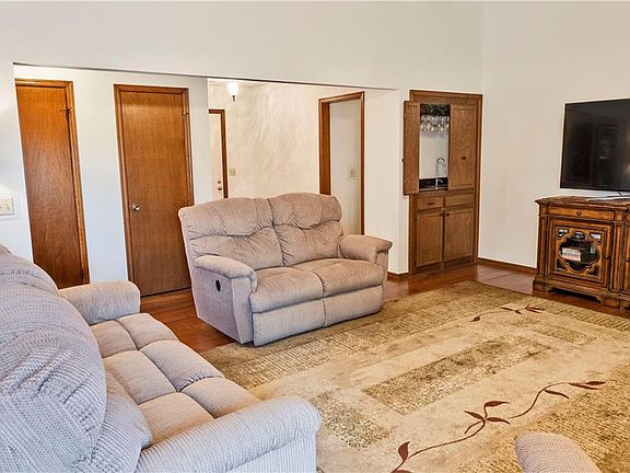 5th image of 1020 Hunters Glen Cir
