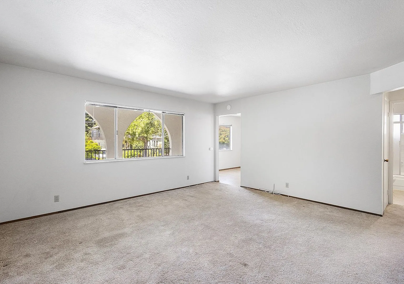 1336 Broadway #B - 2 bedroom | 1 bath | Upper unit w/ a private balcony — Photo 3
