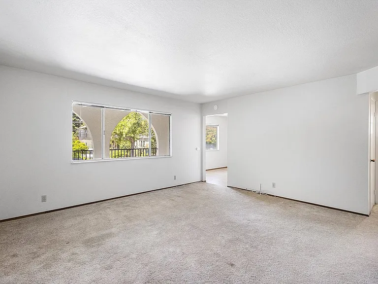 1336 Broadway #B - 2 bedroom | 1 bath | Upper unit w/ a private balcony — Photo 3