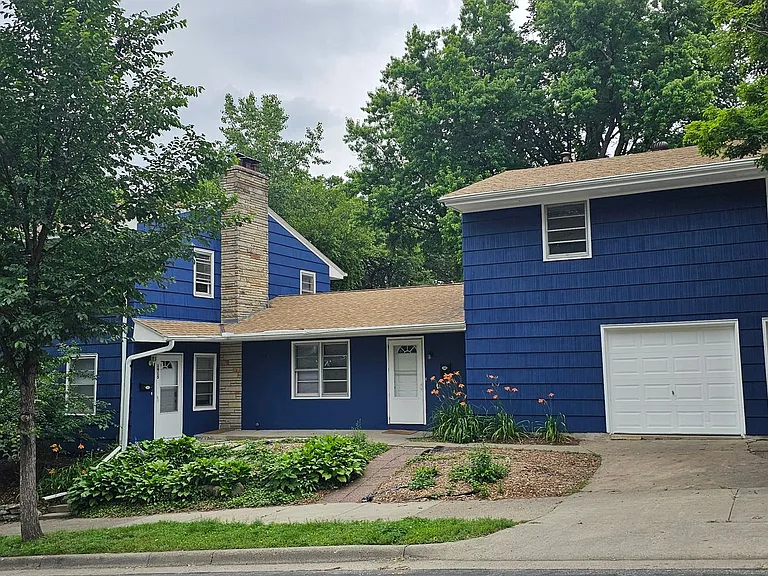 1915 Sharon Ave SE — Photo 1