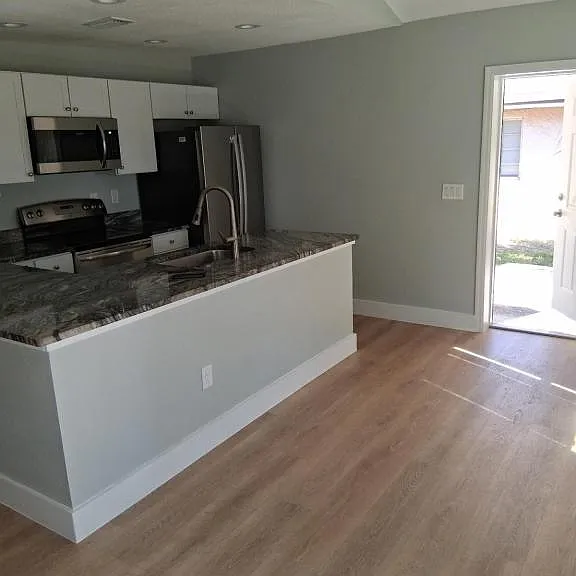 1114 Wyatt St — Photo 3