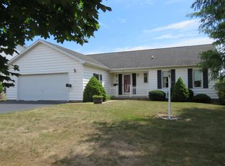 2 Redfern Dr, Churchville, NY 14428