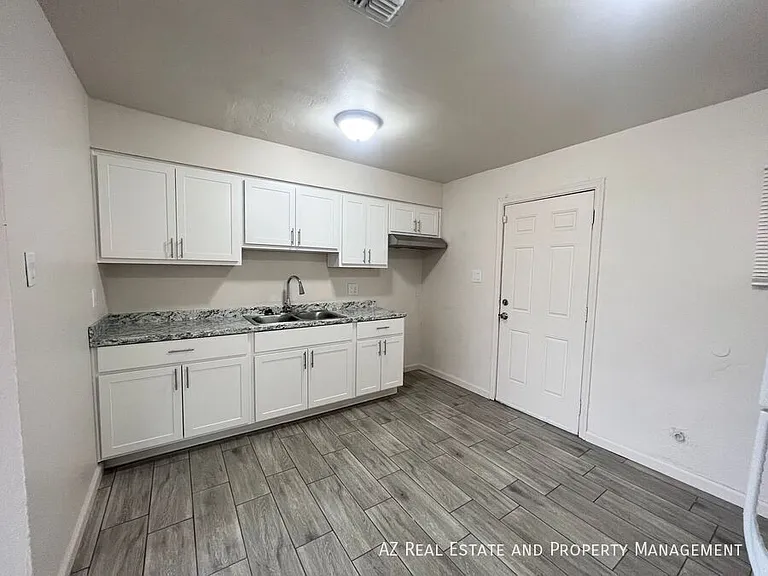 2233 E Wood St — Photo 16