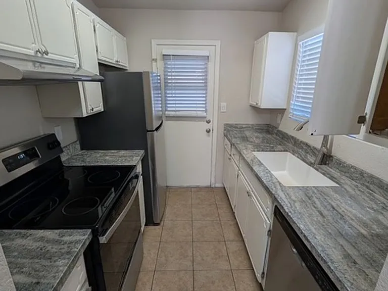 Lindsay Villas Townhomes — Photo 9