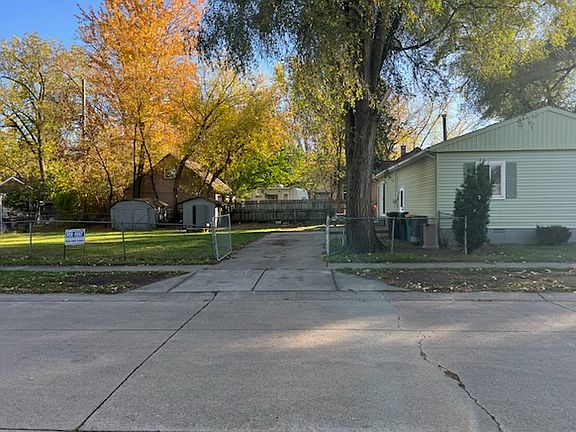 Side view including back yard.