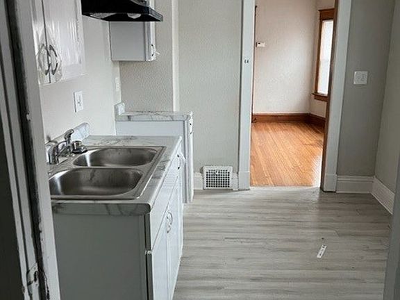 4th image of 5414 Saint John Ave