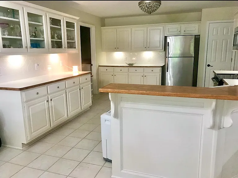 Super size Kitchen with Breakfast Bar