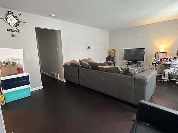 4th image of 17832 Glen Oak Ave