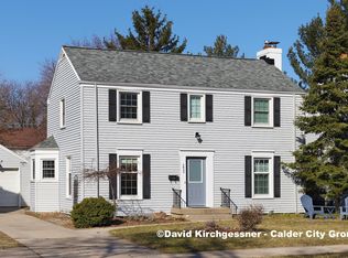 1033 San Jose Dr SE, East Grand Rapids, MI 49506