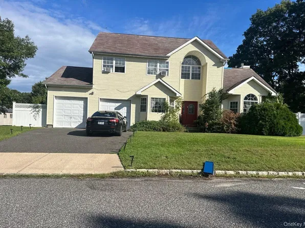 3 Waverly Place, Coram, NY 11727
