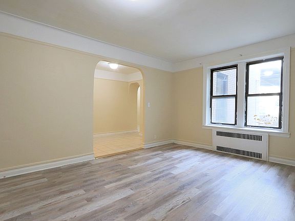 3rd image of 960 E 12th St APT 1D