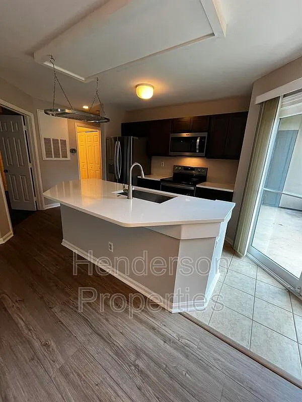 2 bed, 2.0 bath, 880 sqft, $1,550 — Photo 2