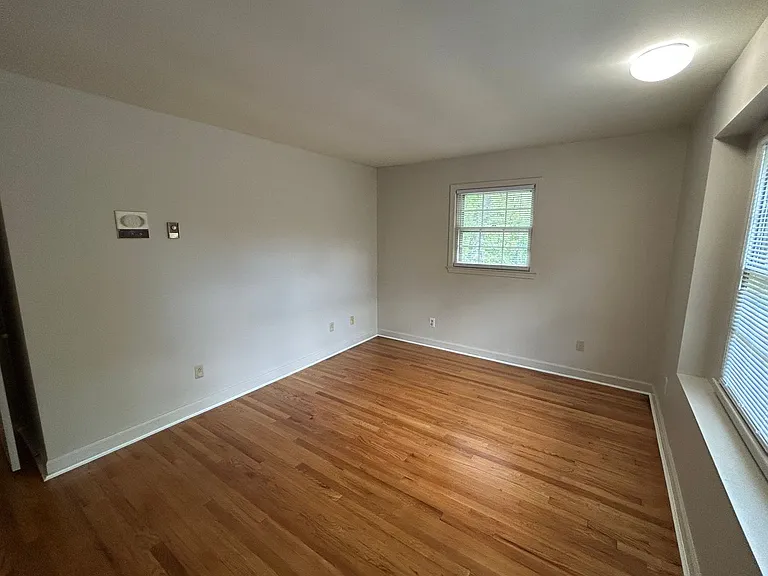 215 York Dr — Photo 9