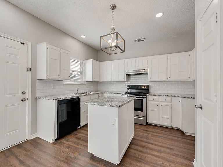 9406 Chimneywood Dr — Photo 7