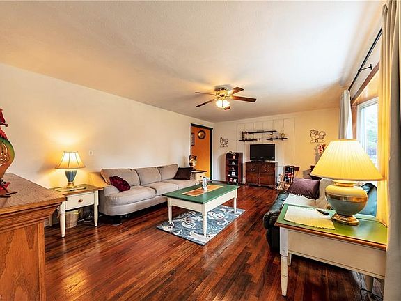 3rd image of 7525 Holly Dr