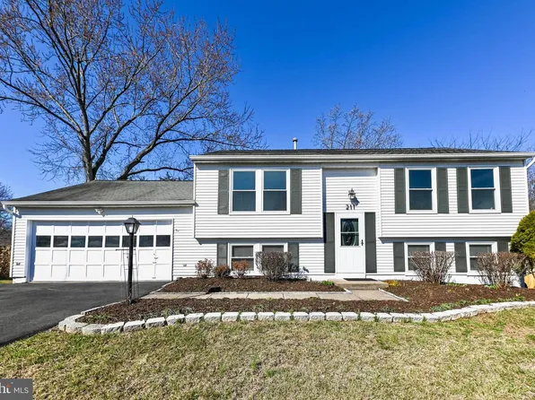 211 Amy Ct, Sterling, VA 20164
