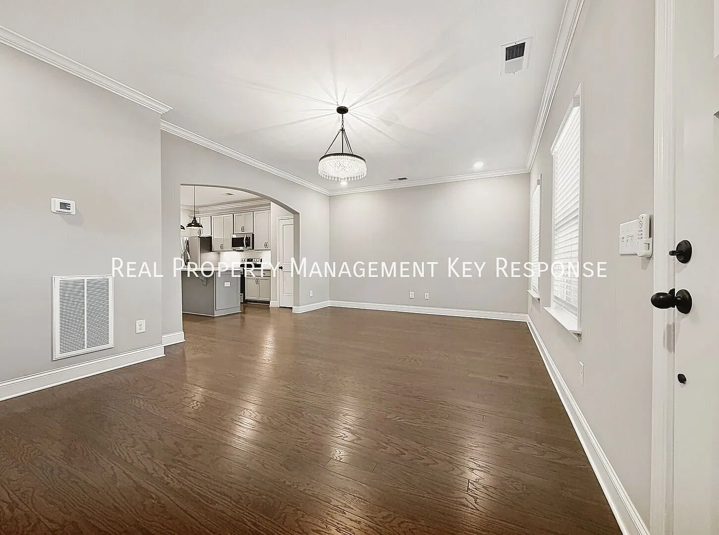 Beautiful 3-Bedroom Townhome with Modern Kitchen, Garage, Community Pool & Walking Trails in Gall... — Photo 2