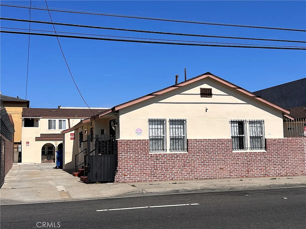2 bed, 700 sqft, $2,150 — Photo 1