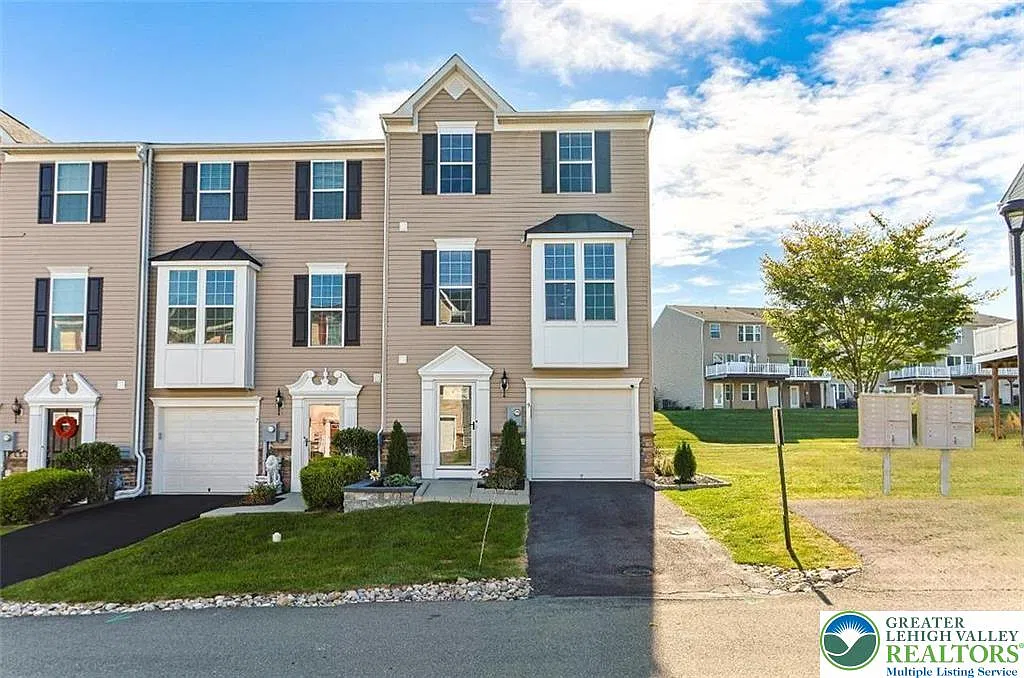 3 bed, 4.0 bath, 2334 sqft, $2,800 — Photo 2