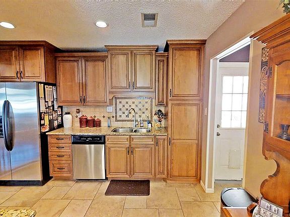 3rd image of 2909 N Flamingo Dr