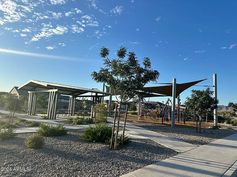 2340 W Sunland Ave — Photo 21