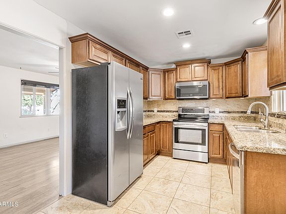 3rd image of 1014 N KADOTA Avenue