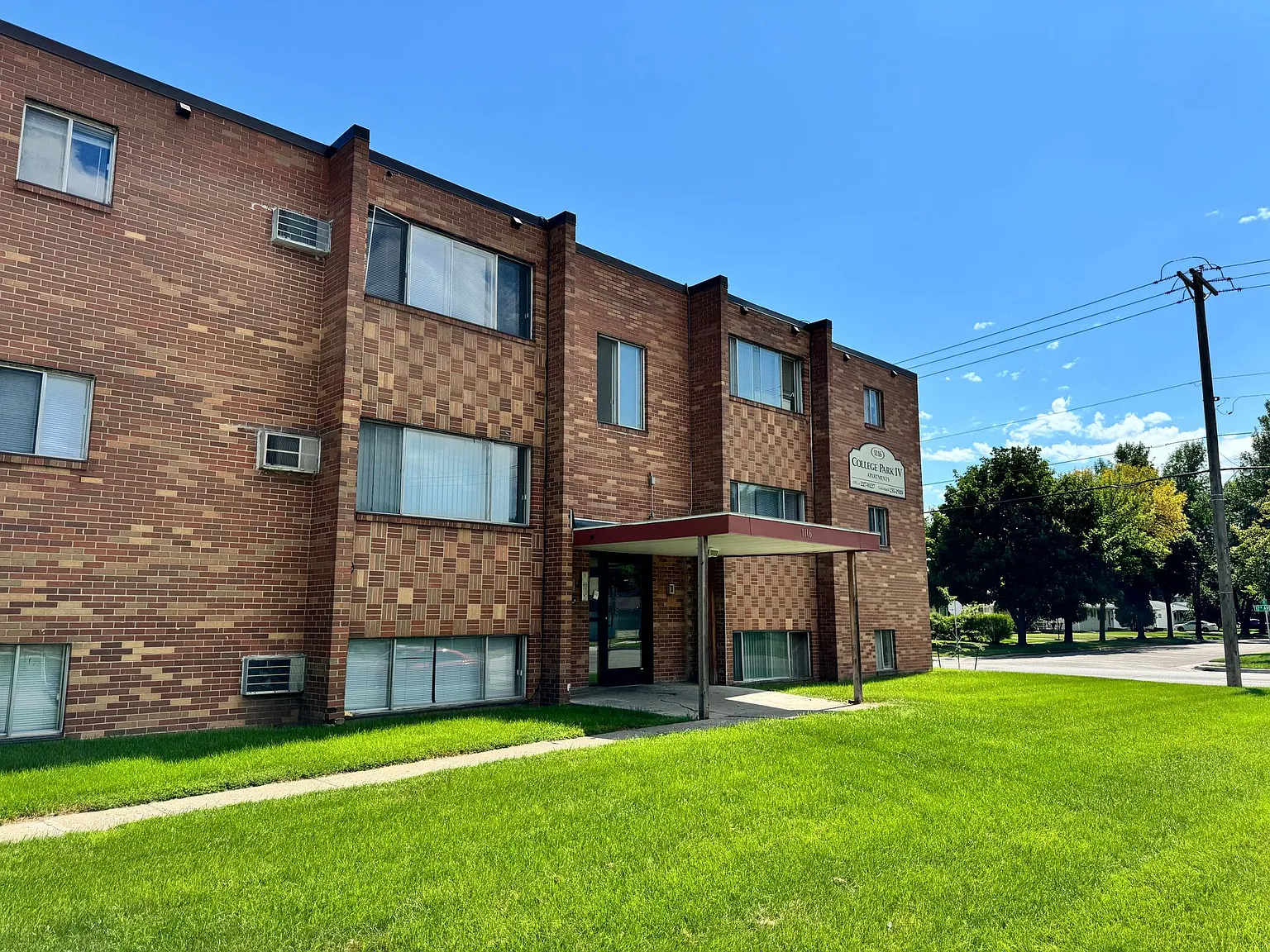 College Park Apartments — Photo 4