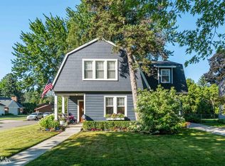 835 Cook Rd, Grosse Pointe Woods, MI 48236