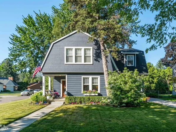 835 Cook Rd, Grosse Pointe Woods, MI 48236