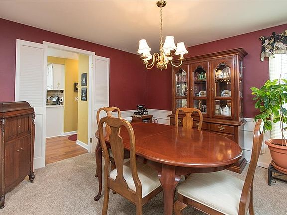 5th image of 40 Fairway Dr