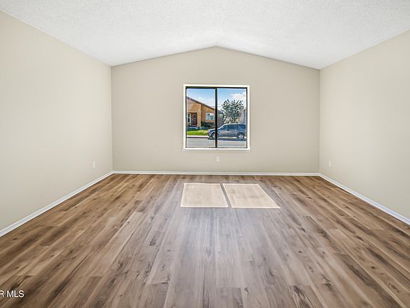 5th image of 37456 Lilacview Ave