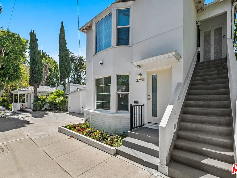 8708 W Sherwood Dr — Photo 2