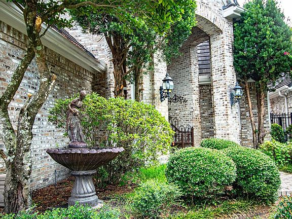 3rd image of 2738 N Southern Oaks Dr