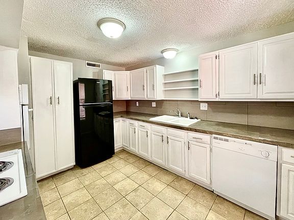 3rd image of 410 E 6th St #3