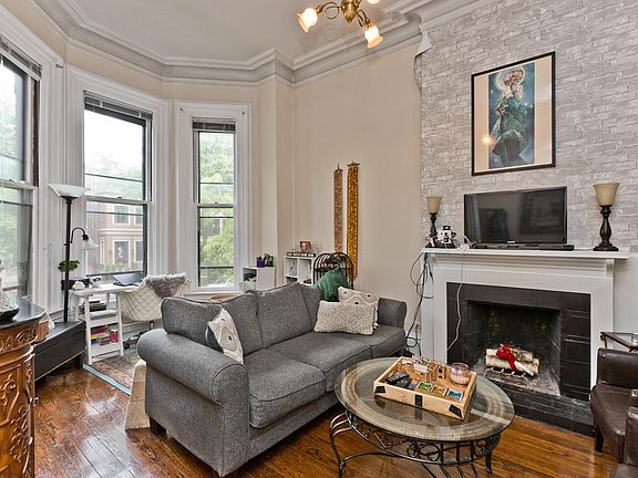 2nd image of 2050 N Bissell St #2S