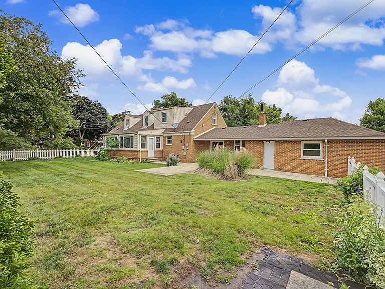 21236 Outer Dr — Photo 36