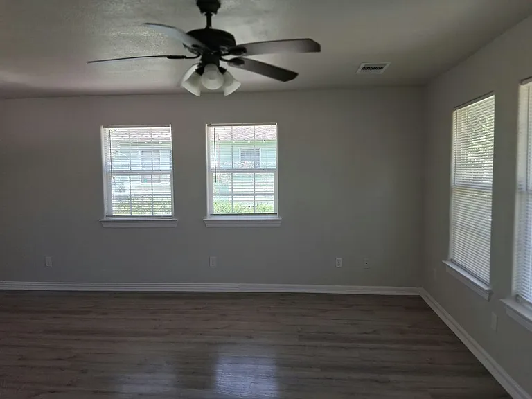 707 Denby St — Photo 18