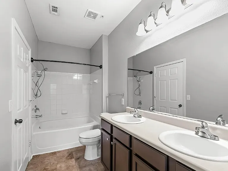 5521 E 51st St #8 — Photo 4
