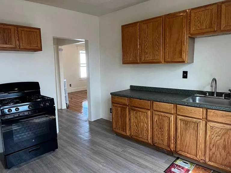 827 Hyde Park Ave — Photo 9