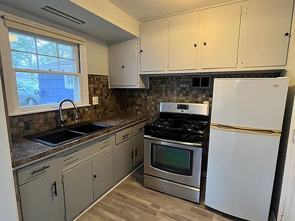 2nd image of 604 Oak Ln