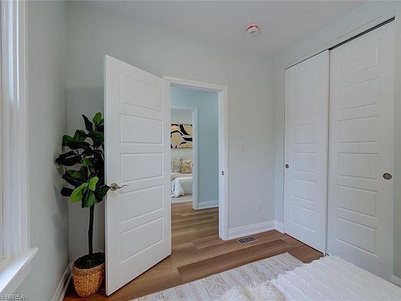 4th image of 29 Wade Ave