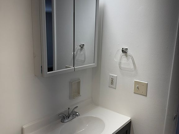 5th image of 460 Wells Dr #A