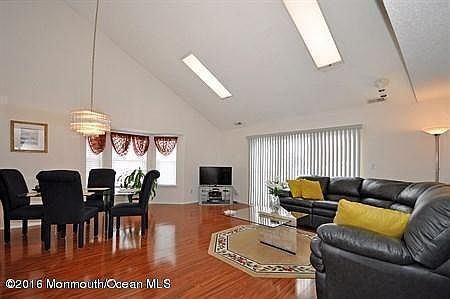 2nd image of 220 Tulip Ln
