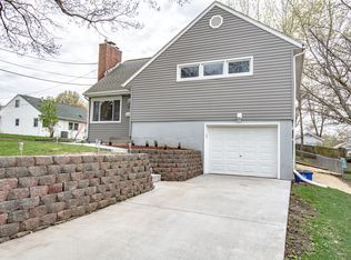 1215 28th St SE, Cedar Rapids, IA 52403