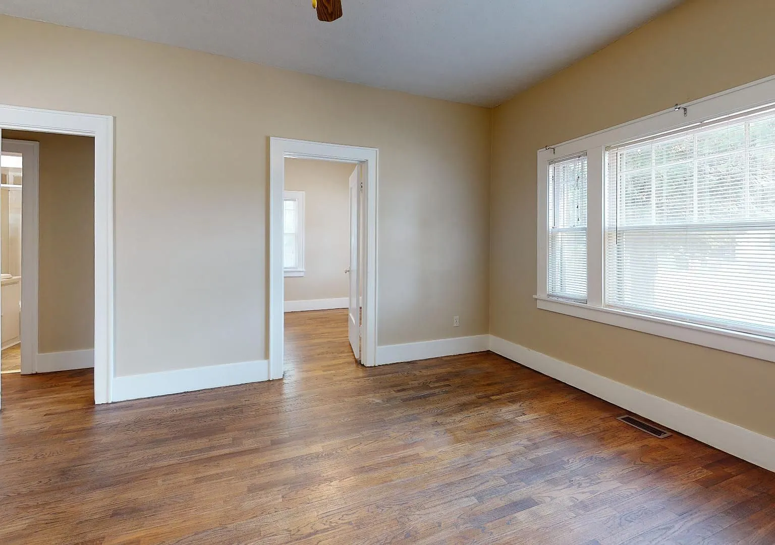2 Bedroom, 1 Bathroom House with Detached Garage — Photo 3