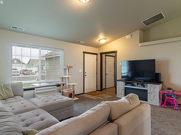 5th image of 272 Renee Ave
