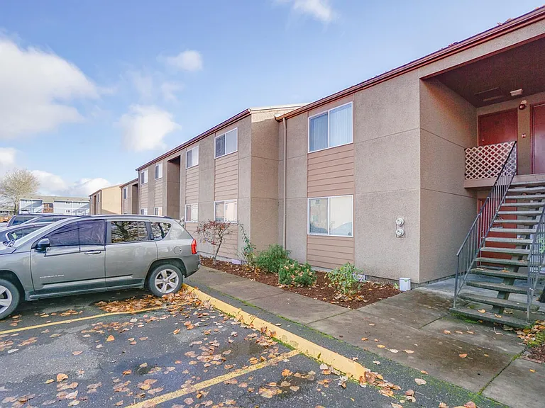 Westwood Apartments — Photo 29