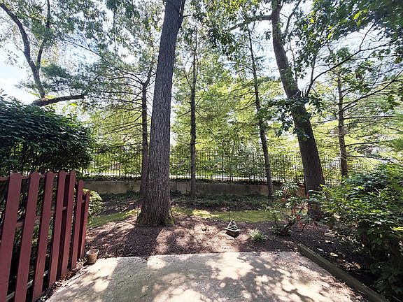 5th image of 302 Brighton Cir