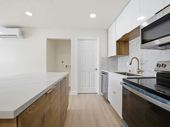 4th image of 4059 Louisiana St #7
